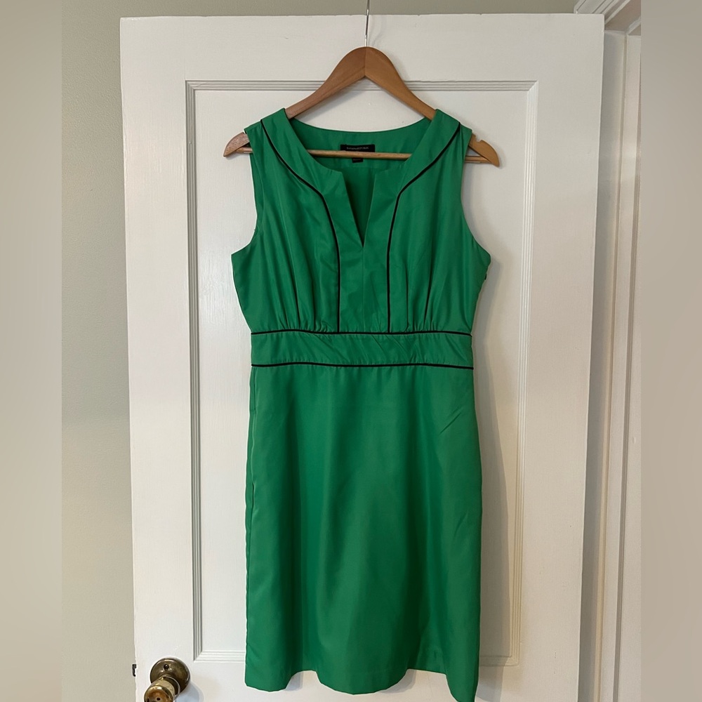 BR factory Green Sleeveless Dress w/ navy piping. Has pockets.